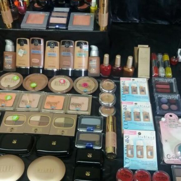 ✨ Mystery Makeup Bundle – 10 Pieces Per Bundle Covergirl, Milani, Hard Candy NWT - Picture 3 of 6